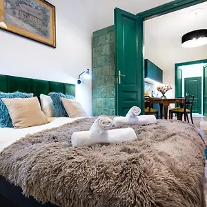 Tyzenhauz Economy Apartment